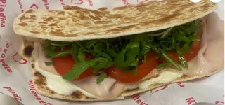 Tacchino con squacquerone, pomodoro e rucola