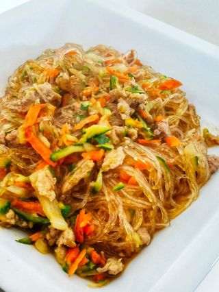 102B.Spaghetti di soia manzo e verdure牛肉粉丝