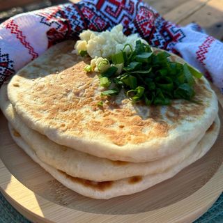 Plăcintă cu brânză și cozi de ceapă verde