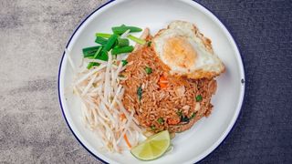 Khao Phat z kurczakiem (ryż z woka z kurczakiem)