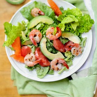 Салат зі шпинатом,  креветками  і авокадо