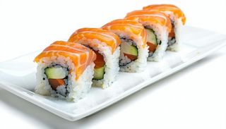 Uramaki salmone e cetrioli
