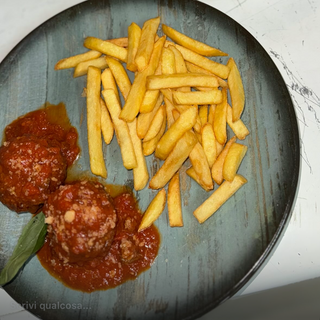 Albóndigas fritas en salsa con ensalada/ papas fritas