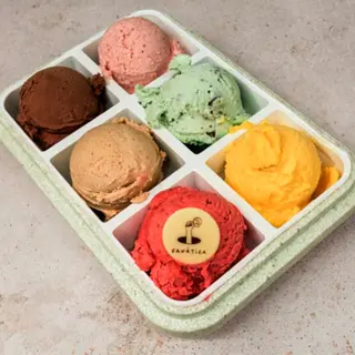 6 bolas de helado en bandeja 