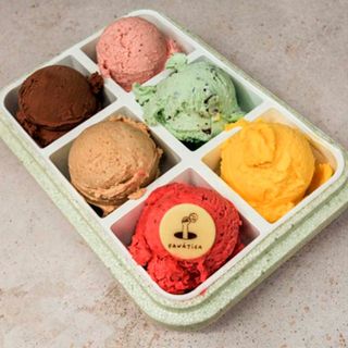 6 bolas de helado en bandeja 