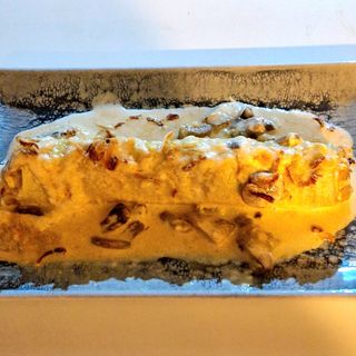 Canelon de pollo trufado con salsa de setas