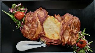 Ceafa de porc sous vide cu cartofi gratinati