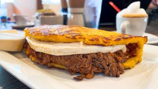 Cachapa con carne mechada