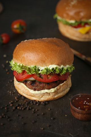 Կլասիկ բուրգեր տավարի կոտլետով 420 գր