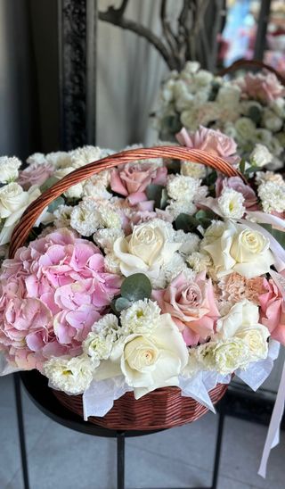 Cos cu hortensie si trandafiri