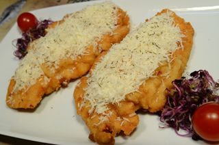 Șnițel din piept de pui cu parmezan și cimbru
