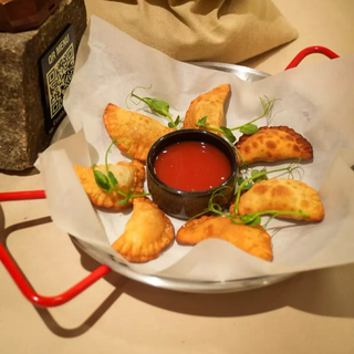 Қызанақ соусымен сиыр еті қосылған Чебурек