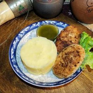 კოტლეტი შერეული ფარშით პიურეს გარნირით