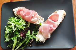 Крустини с прошуто и крема сирене