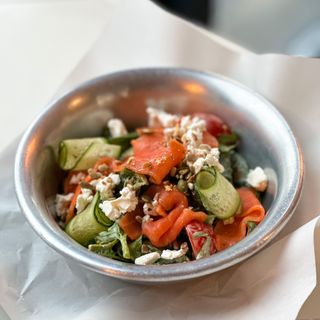 Зелений салат з лососем та сиром фета 