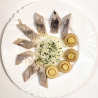Оселедець з цибулею та маринованими грибами (180г)