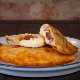 Empanada de queso guayanés con bacon