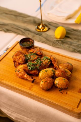 Coquelette la gratar cu cartofi copti si sos chimichiuri