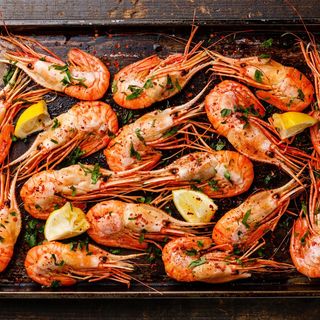 Krewetki tygrysie w pomidorkach na ostro