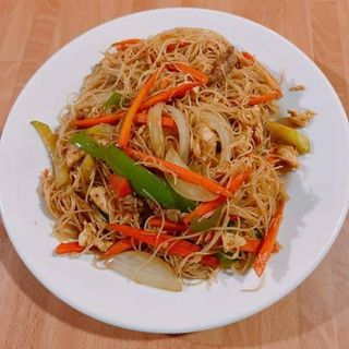35. Fideos de Arroz Fritos con Tres Delicias