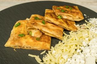 Гюзлеме със сирене и кашкавал