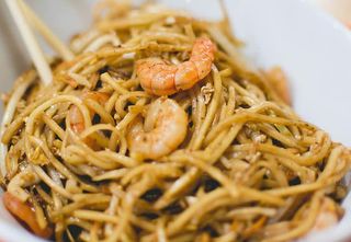 34. Fideos De Arroz Con Gambas Y Salsa Curry