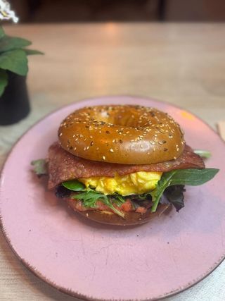 Bagel De Huevo Y Bacon