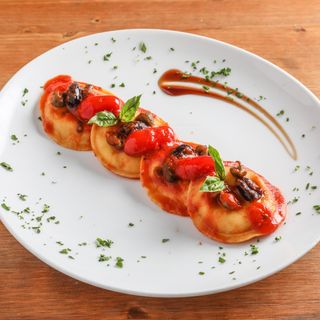 LUNOTTI DE CAPESANTE, GAMBERI, POMODORINI E CAPPERI 