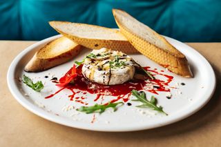 Запечений камамбер з тостами та ягідним соусом (125/50г)