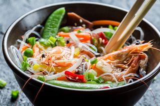 Makaron sojowy z krewetkami