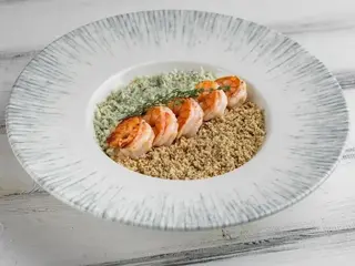 Ризото з тигровими креветками та сиром Дор Блу та крихтами горіху (350g)