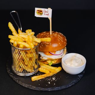 Burger A La Casa ( cartofi + sos)