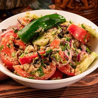 კიტრი-პომიდვრის სალათა ნიგვზით