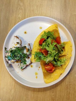 Omletă crocantă cu avocado