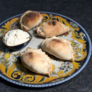 Pierogi z serem, łososiem, ogórkiem i koperkiem