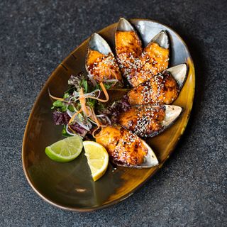 Печени миди със сос Унаги 6 бр (300г)