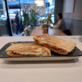 Bocadillo de chorizo y queso