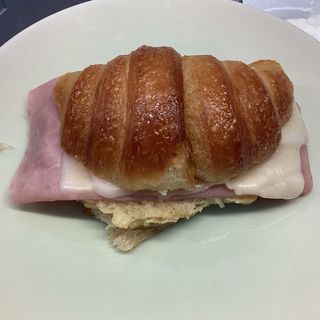 Medialunas rellenas con jamón y queso