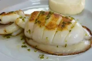 Sepia A La Plancha Con Patatas Fritas Y Tomate