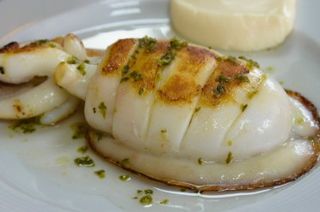 Sepia A La Plancha Con Patatas Fritas Y Tomate