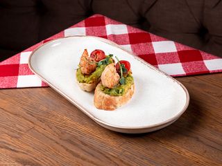 Брускети з креветками та авокадо мусом (100г/2штг)