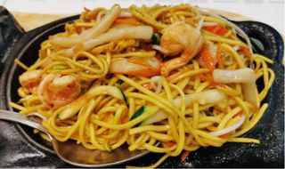 Spaghetti alla piastra con frutti di mare - una porzione