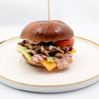 Burger z szarpanym kurczakiem