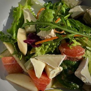 Мікс салата з грейпфрутом, сиром Дор-блю, брі і грушею