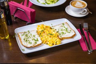 Omletă cu somon fume și ceapă