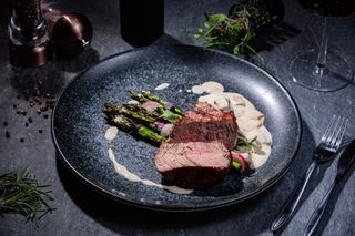 Mușchi de vită cu sos de hribi și sparanghel 