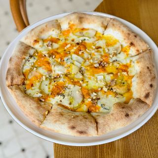 Чотири сира з горіхами, медом, грушею та трюфельним маслом (500гр)