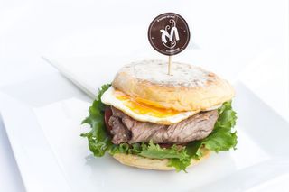 Prego com Alface, Tomate, Ovo e Molho Maionese Cebolinho