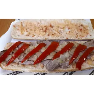 (18)BOCADILLO DE TERNERA,PIMIENTO ROJO Y CEBOLLA  FRITA