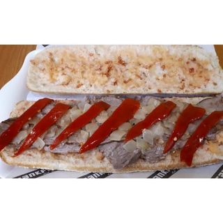 (18)BOCADILLO DE TERNERA,PIMIENTO ROJO Y CEBOLLA  FRITA